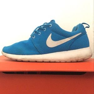 mens size 8.5 blue hero nike roshe run